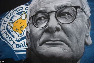 Xúc động với hình ảnh tri ân HLV Ranieri của cổ động viên Leicester