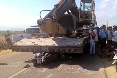 Tài xế xe container cán chết học sinh ra đầu thú