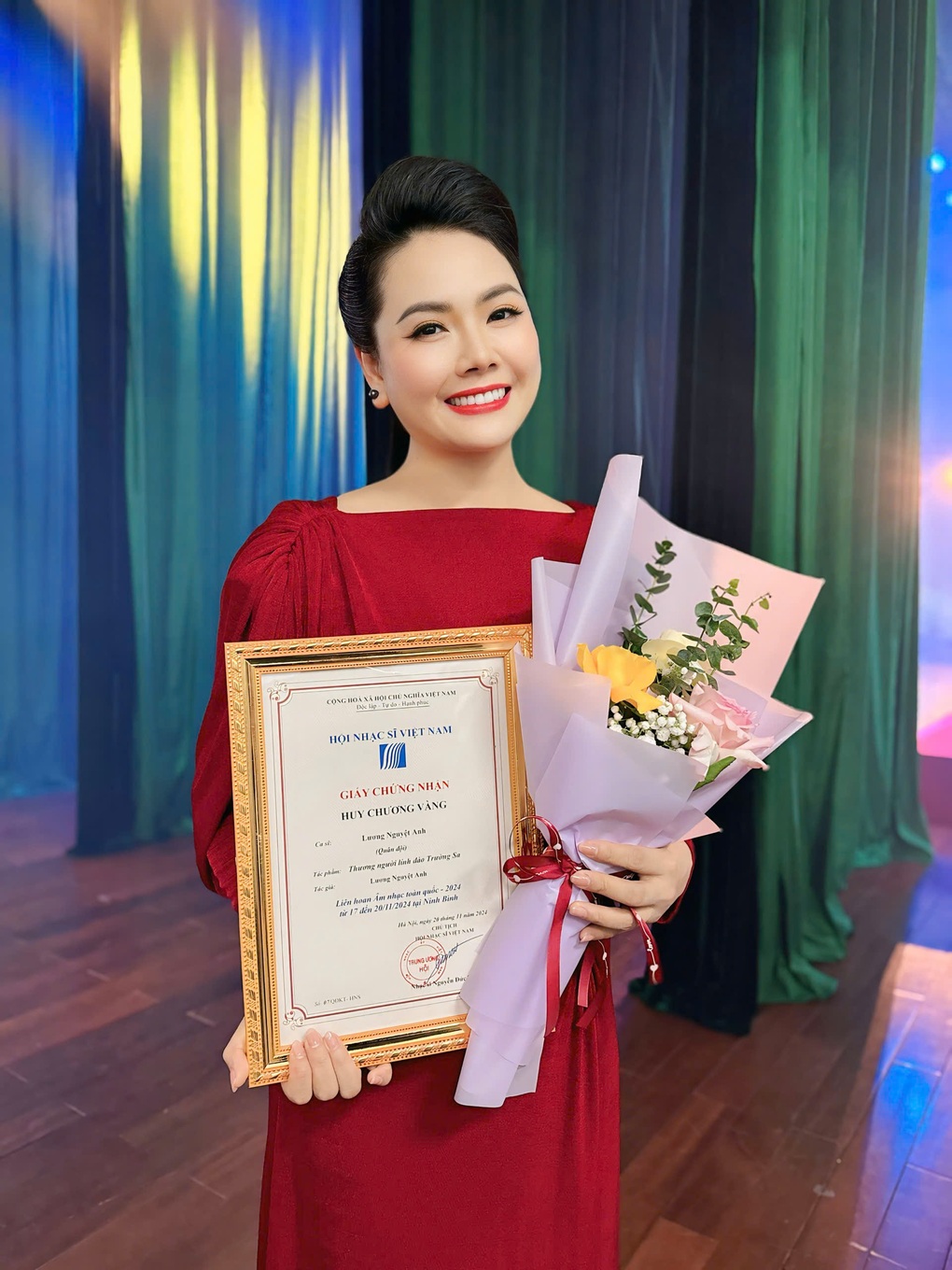 Lương Nguyệt Anh giành HCV với tác phẩm Thương người lính đảo Trường Sa - 1 Lương Nguyệt Anh giành HCV với tác phẩm Thương người lính đảo Trường Sa - 1