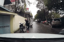 Người phụ nữ đi xe máy và hành động "đốn tim" cộng đồng mạng