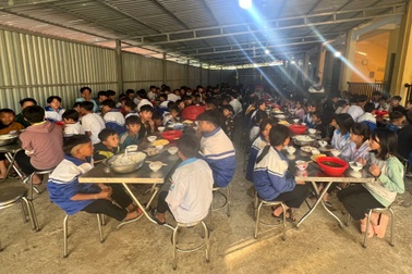 CSCĐ hỗ trợ kinh phí "nóng" để cải thiện bữa ăn cho 800 học sinh miền núi