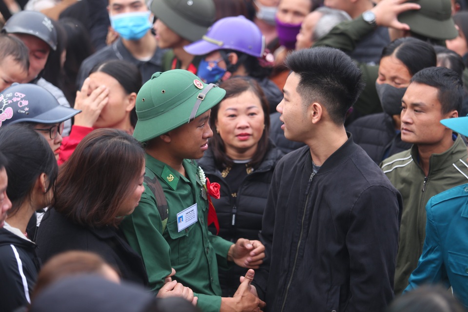 Nước mắt, nụ cười ngày tiễn đưa con lên đường nhập ngũ - 8 Nước mắt, nụ cười ngày tiễn đưa con lên đường nhập ngũ - 8