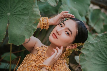 Thiếu nữ nhận "mưa lời khen" khi diện trang phục dân tộc Khơ-me