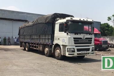 Bắt 2 xe tải chở hàng cấm nhập khẩu