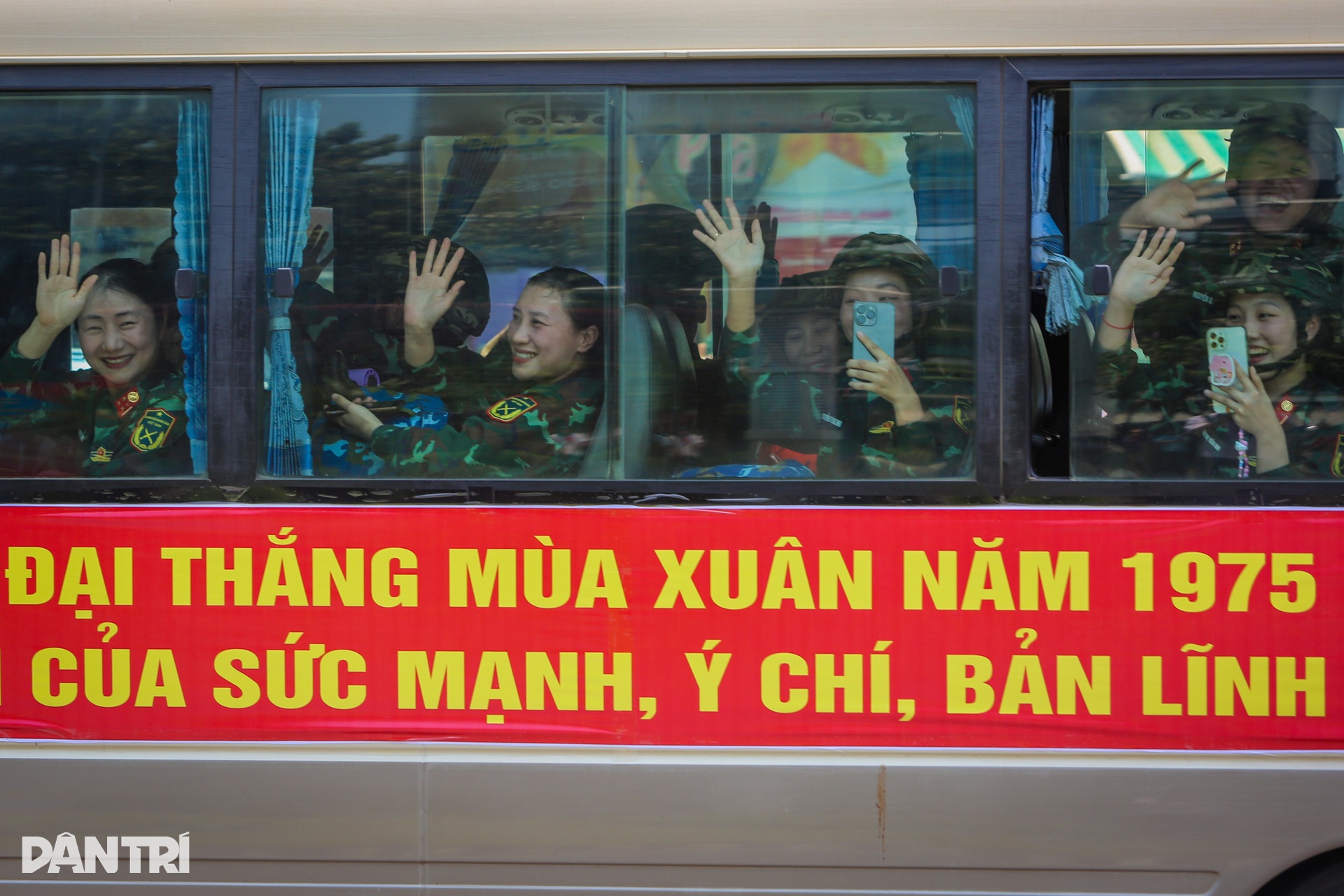 Các khối diễu binh đầu tiên trên chuyến tàu Thống nhất đã đến miền Nam - 12 Các khối diễu binh đầu tiên trên chuyến tàu Thống nhất đã đến miền Nam - 12