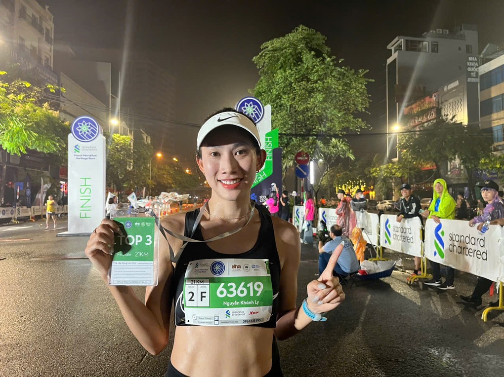 선수들이 스탠다드차타드 마라톤 헤리티지 하노이에서 열광적으로 경쟁합니다 - 8 VĐV tranh tài sôi nổi ở giải chạy Standard Chartered Marathon Di sản Hà Nội - 8