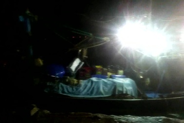 Bình Định: Tàu chìm, 10 ngư dân ôm can nhựa, cây gỗ… chờ được cứu