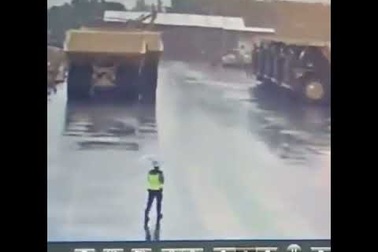 Khoảnh khắc người đàn ông bị sét đánh tóe lửa