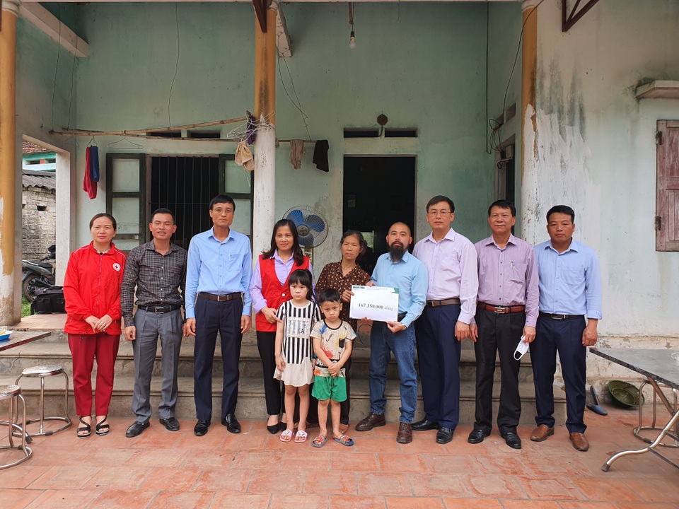 Hai cháu bé mồ côi đón nhận gần 300 triệu đồng từ tấm lòng bạn đọc Dân trí - 1 Hai cháu bé mồ côi đón nhận gần 300 triệu đồng từ tấm lòng bạn đọc Dân trí - 1