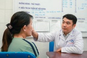 Bị lật mi mắt nặng sau phẫu thuật thẩm mỹ, quay lại thì cơ sở đã đóng cửa