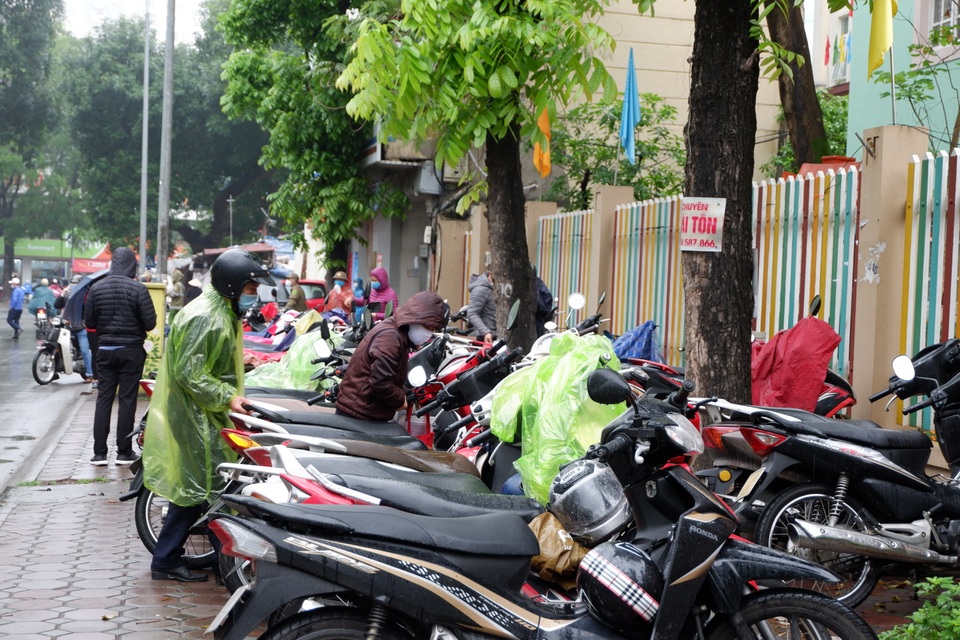 Hàng trăm người dân “đội mưa” chờ xét nghiệm Covid-19 trong ngày Giỗ Tổ - 1 Hàng trăm người dân “đội mưa” chờ xét nghiệm Covid-19 trong ngày Giỗ Tổ - 1