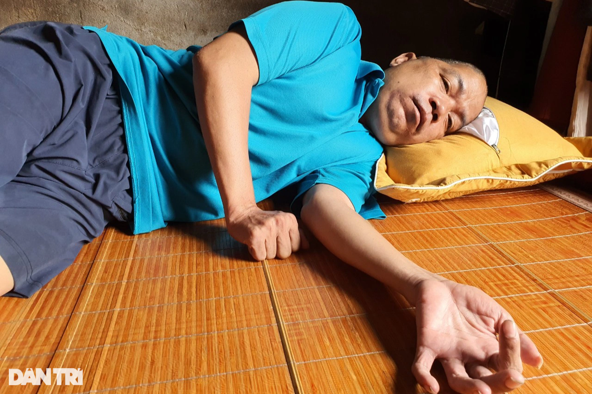 Bố ngã giàn giáo nằm liệt giường, 3 con thơ nguy cơ bỏ học giữa chừng - 2 Bố ngã giàn giáo nằm liệt giường, 3 con thơ nguy cơ bỏ học giữa chừng - 2