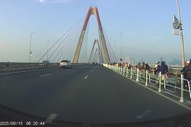 Tài xế hú vía, đánh lái tránh xe máy "vượt rào" trên cầu Nhật Tân