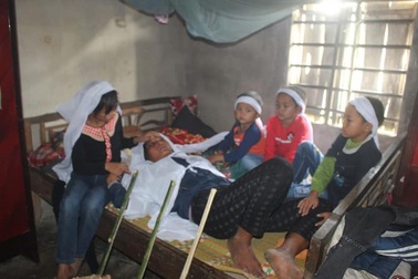 Đau xé lòng người cha nghèo tử vong khi dắt con thơ ra đồng kiếm ăn ngày áp Tết