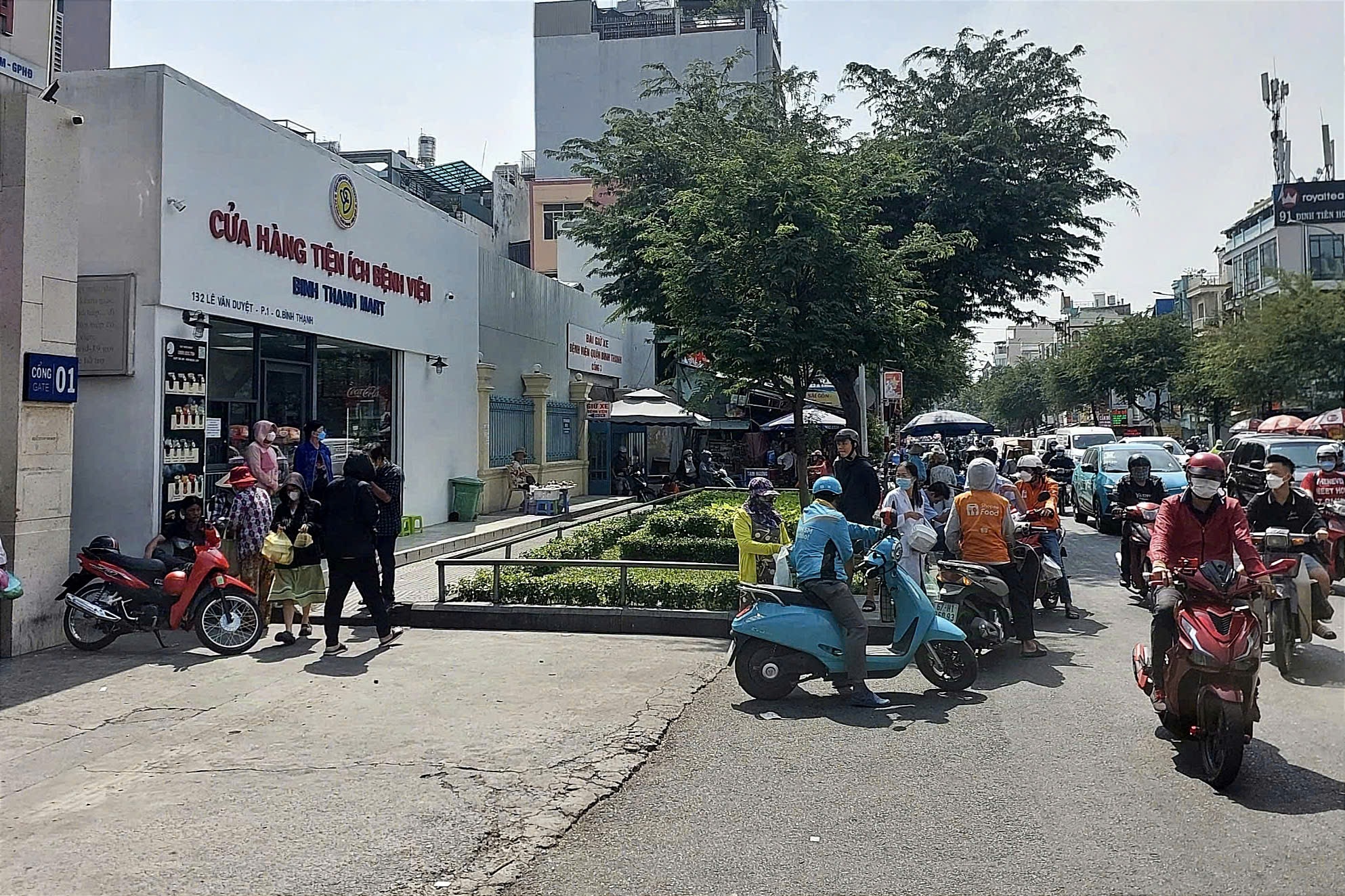 ກຸ່ມຄົນຕໍ່ສູ້ຢູ່ໜ້າປະຕູໂຮງໝໍນະຄອນໂຮ່ຈີມິນ - 1 Nhóm người hỗn chiến trước cổng bệnh viện ở TPHCM - 1