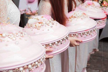 Nữ nhân viên bê tráp xinh đẹp tháo chạy khỏi lễ ăn hỏi