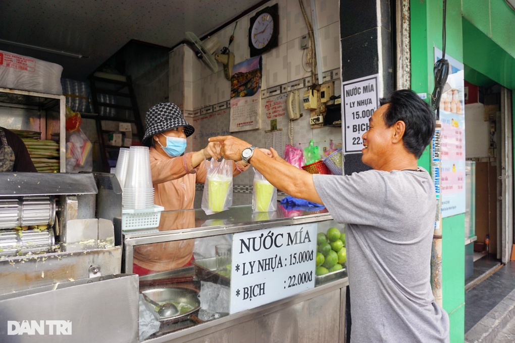Quán nước mía 64 năm TPHCM không tên, không chỗ ngồi vẫn nườm nượp khách - 4 Quán nước mía 64 năm TPHCM không tên, không chỗ ngồi vẫn nườm nượp khách - 4