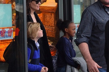 Angelina Jolie và hai con gái xuất hiện ở Ý 