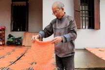 Cụ ông 70 tuổi thu 40 triệu đồng/tháng từ loại bánh gạo dân dã