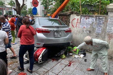 Nữ tài xế nhầm chân ga khi lùi xe, tông 3 người trọng thương