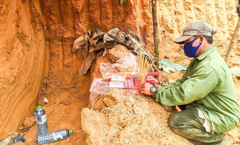 Cất bốc hài cốt liệt sĩ, di vật bọc chữ Viên trong một trường học - 2 Cất bốc hài cốt liệt sĩ, di vật bọc chữ Viên trong một trường học - 2