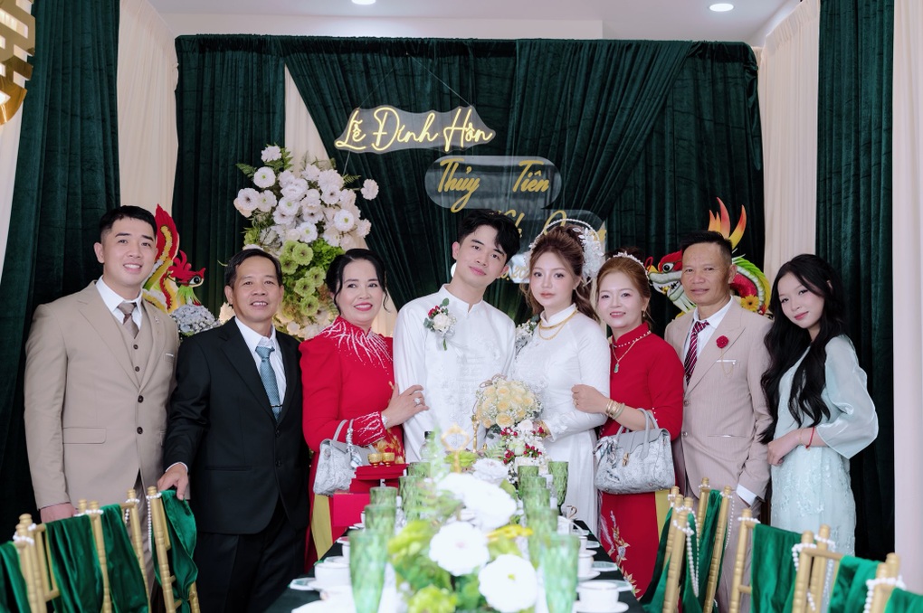Chú rể 23 tuổi âm thầm tích góp 4 năm, tặng vợ 5 cây vàng trong lễ ăn hỏi - 2 Chú rể 23 tuổi âm thầm tích góp 4 năm, tặng vợ 5 cây vàng trong lễ ăn hỏi - 2