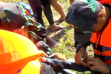 Công binh Việt Nam trình diễn rà phá bom mìn dưới nước