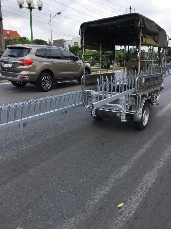 Xe ba gác chở món hàng nguy hiểm trên phố khiến bao người kinh hãi, không ai dám đi gần - Ảnh 2. Xe ba gác chở món hàng nguy hiểm trên phố khiến bao người kinh hãi, không ai dám đi gần - Ảnh 2.