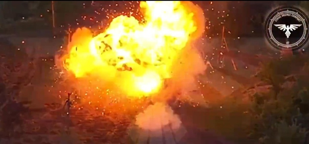 Vì sao UAV nặng vài kg của Ukraine thổi bay xe tăng 46 tấn của Nga? - 1