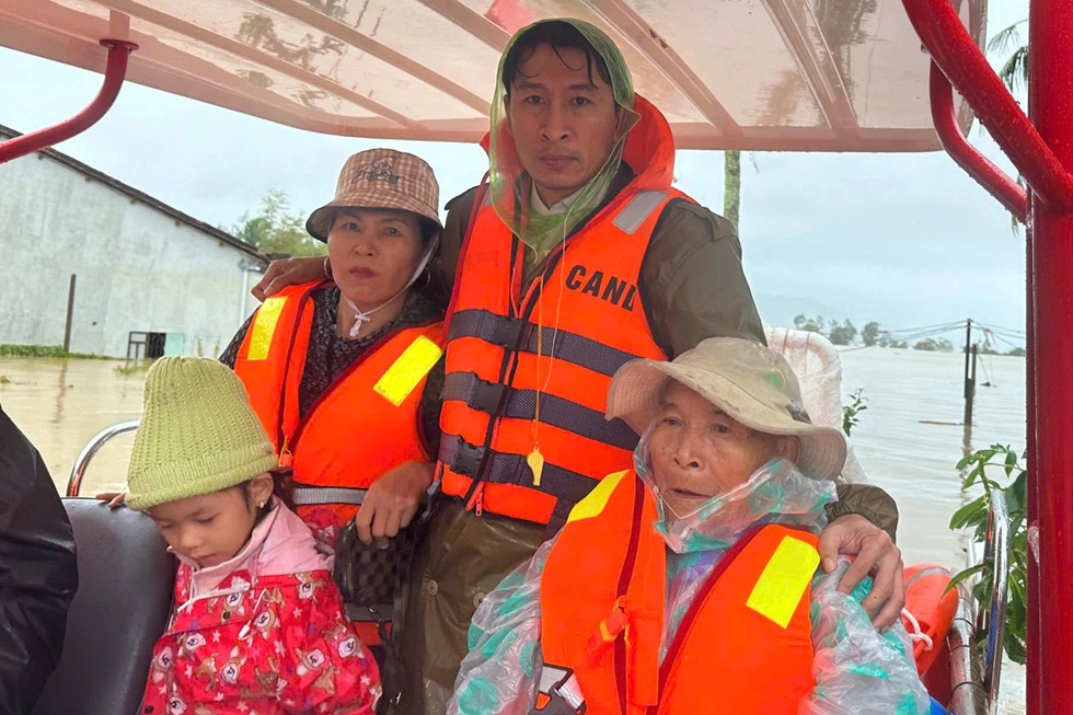 Quân đội, công an làm hết mình, chưa hẹn ngày rút quân giúp dân vùng lũ - 4