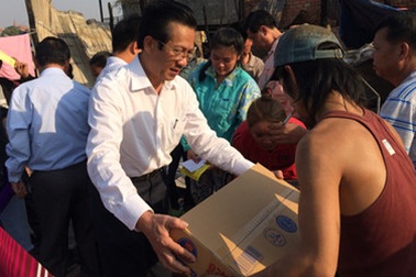 Hỗ trợ khẩn cấp các gia đình Việt kiều tại Campuchia gặp hỏa hoạn