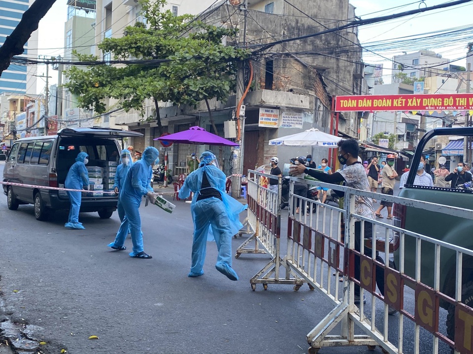 Đà Nẵng: Ba người tình nguyện làm “người vận chuyển” ở khu vực phong toả - 5 Đà Nẵng: Ba người tình nguyện làm “người vận chuyển” ở khu vực phong toả - 5