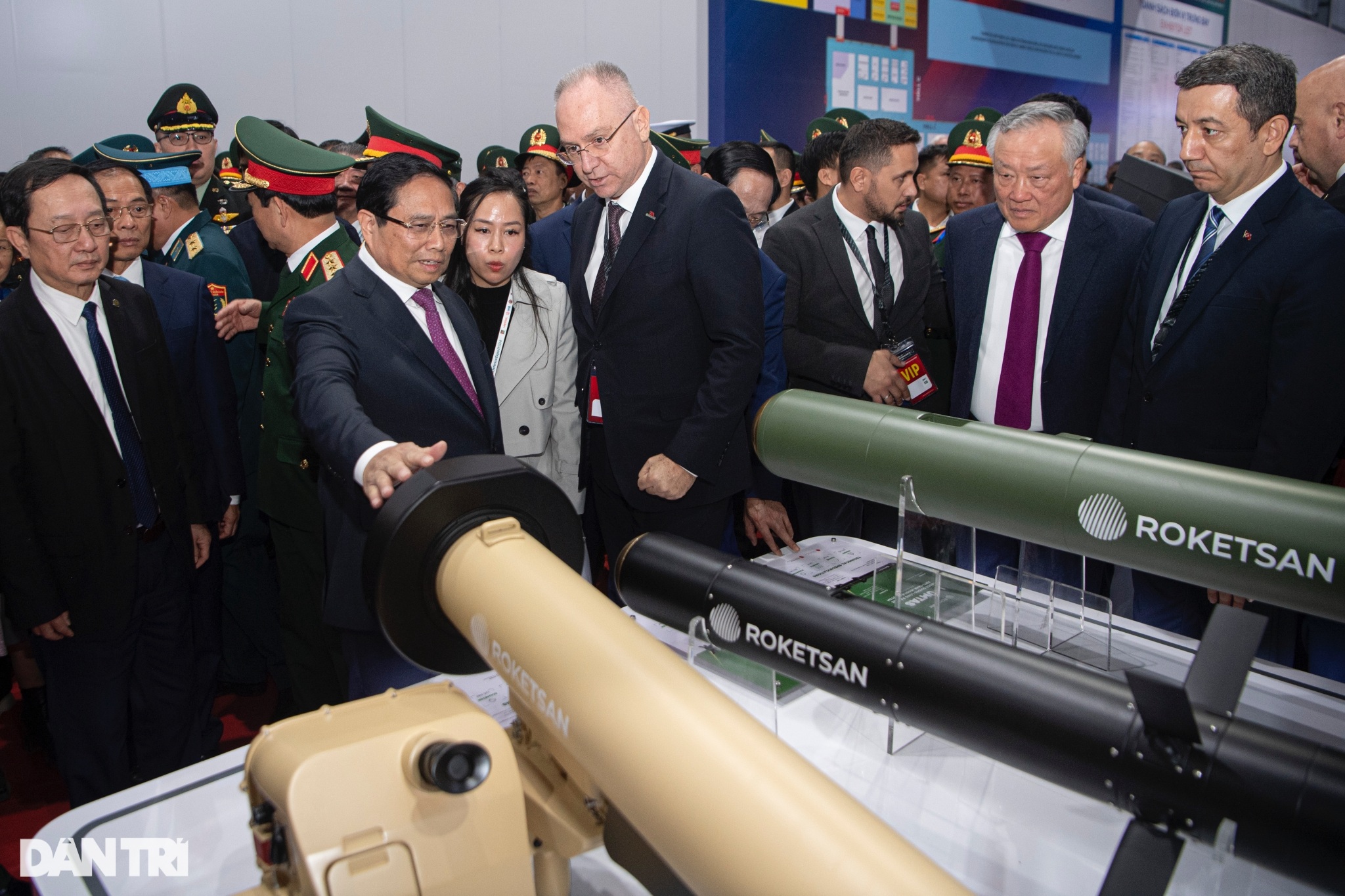 View - Thủ tướng Phạm Minh Chính tham quan khí tài hiện đại ở Triển lãm Quốc phòng | Báo Dân trí
