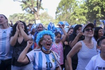 Cổ động viên Argentina từ khắp nơi xuống đường ăn mừng chiến thắng