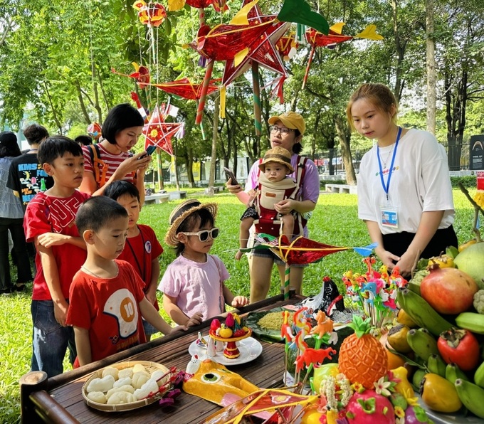 Các bạn nhỏ hào hứng tìm hiểu về mâm cỗ Trung thu