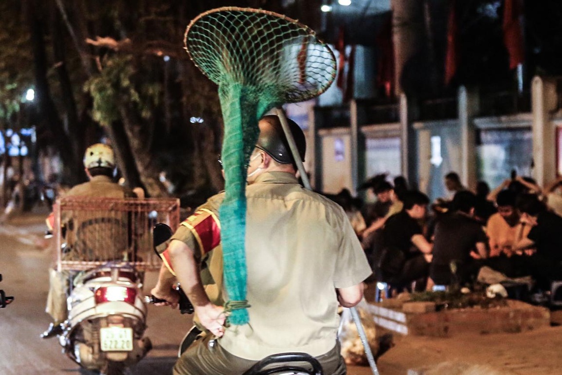 Cận cảnh một buổi làm việc của tổ săn bắt chó thả rông ở Hà Nội - 3 Cận cảnh một buổi làm việc của tổ săn bắt chó thả rông ở Hà Nội - 3