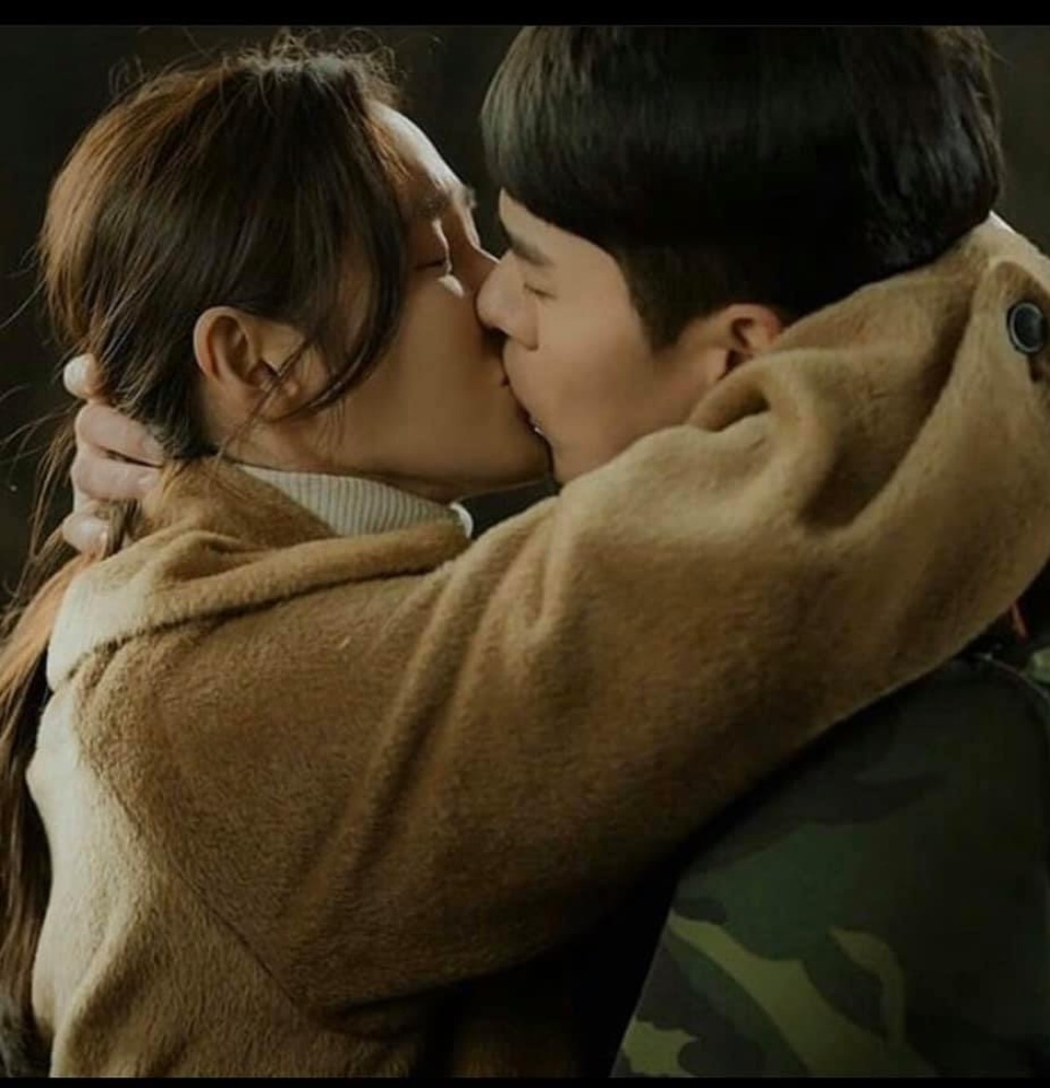 Hyun Bin ôm Son Ye Jin tại tiệc ăn mừng “Hạ cánh nơi anh” kết thúc - 7 Hyun Bin ôm Son Ye Jin tại tiệc ăn mừng “Hạ cánh nơi anh” kết thúc - 7
