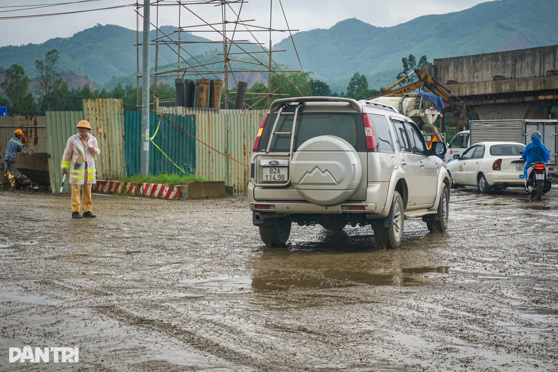 Phương tiện nối đuôi nhau bò qua nút giao lầy như ruộng ở Đà Nẵng - 9 Phương tiện nối đuôi nhau bò qua nút giao lầy như ruộng ở Đà Nẵng - 9