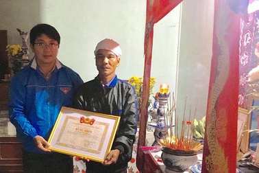 Truy tặng bằng khen thanh niên quên mình giúp dân trong lũ