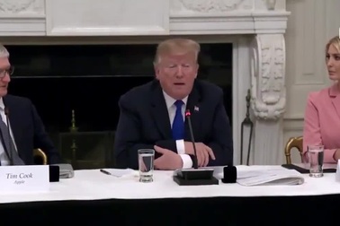 Khoảnh khắc tổng thống Donald Trump gọi nhầm tên CEO Tim Cook