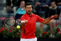 Djokovic gục xuống sân do bị chai rơi trúng đầu