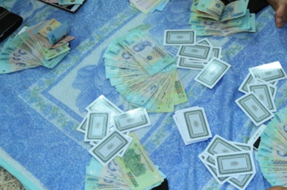 Liên tiếp triệt phá các sới bạc trong mùa dịch - 1 Liên tiếp triệt phá các sới bạc trong mùa dịch - 1