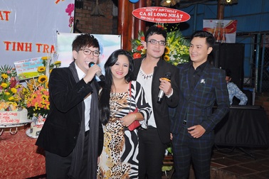 Ca sĩ Long Nhật tổ chức sinh nhật không có gia đình bên cạnh