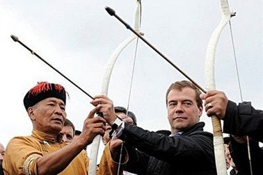 Tổng thống Nga Medvedev học bắn cung