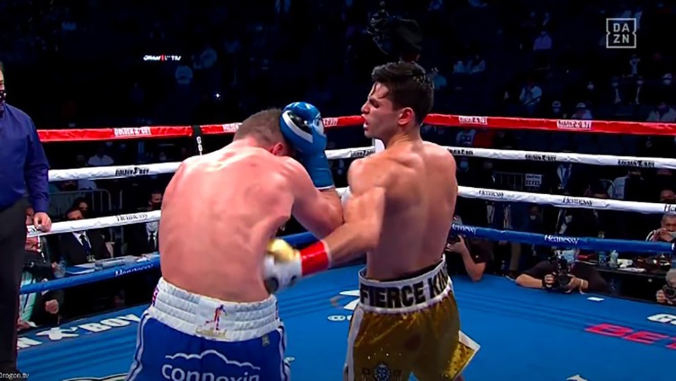 Đối thủ quỳ gối xin hàng, võ sĩ bật khóc nức nở - 2 Đối thủ quỳ gối xin hàng, võ sĩ bật khóc nức nở - 2