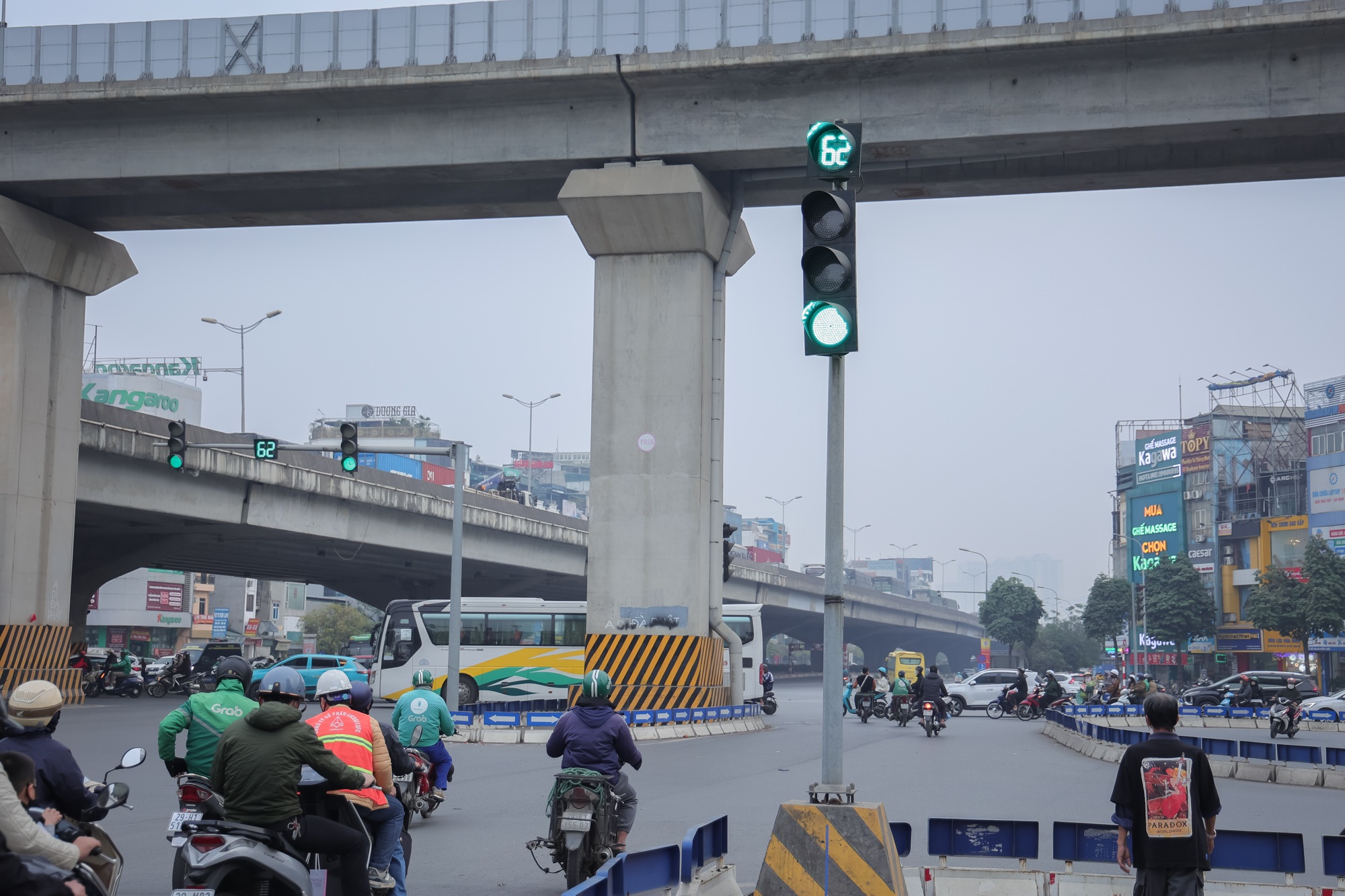 View - Ngã tư ở Hà Nội "2 phút có 164 xe vượt đèn đỏ" sau hơn một tháng ra sao? | Báo Dân trí