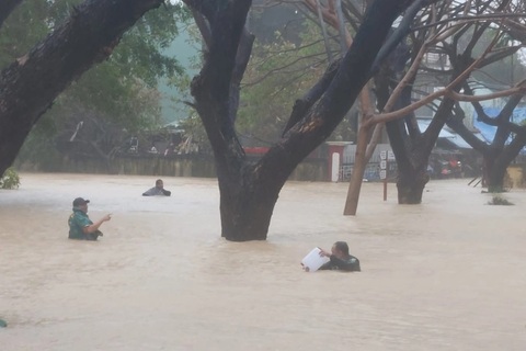 Thầy cô bơi đến trường tiếp tế đồ ăn cho gần 500 học sinh bị ngập