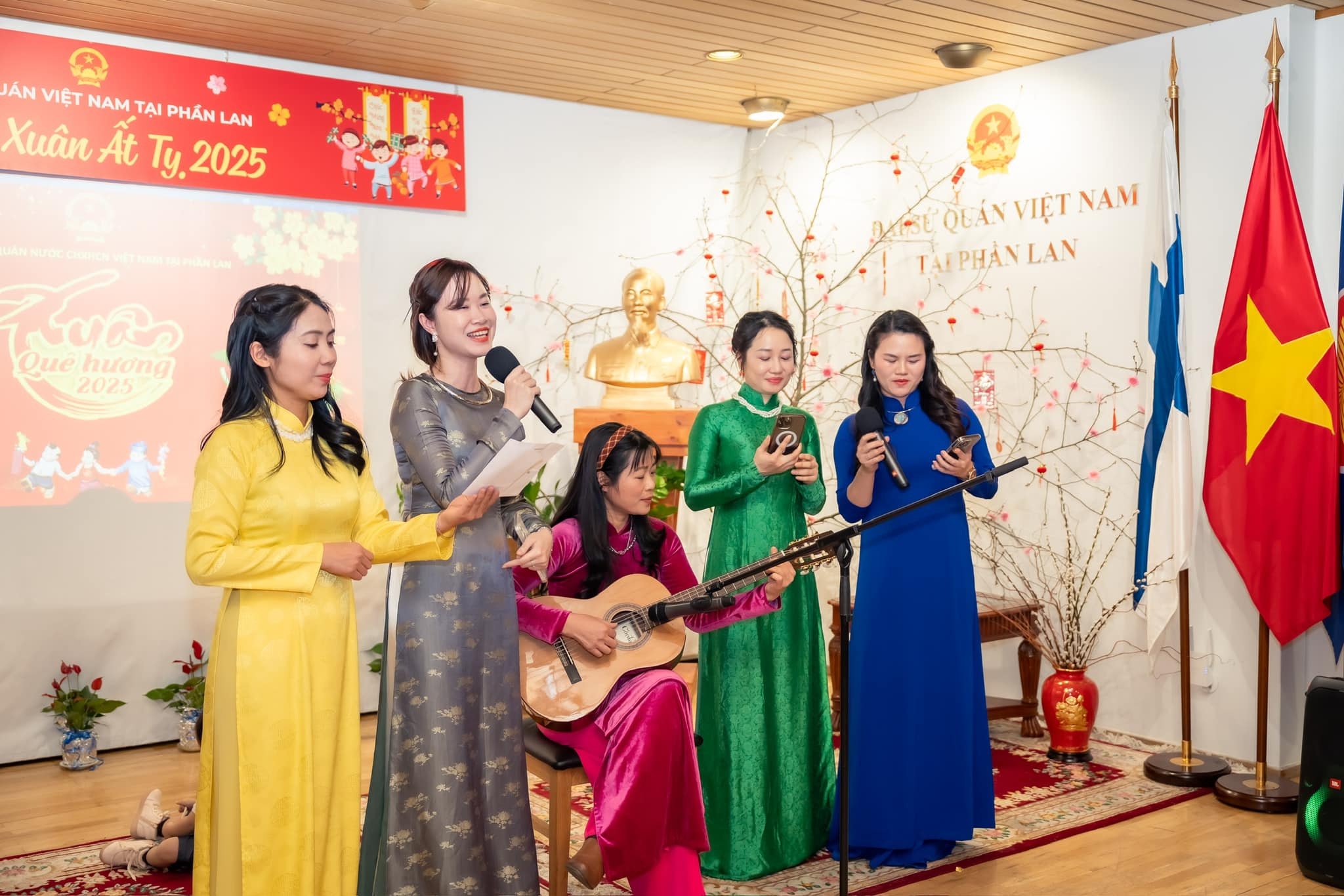 Жвава атмосфера Тет у посольствах В'єтнаму по всьому світу - 9 Không khí đón Tết rộn ràng tại đại sứ quán Việt Nam trên khắp thế giới - 9