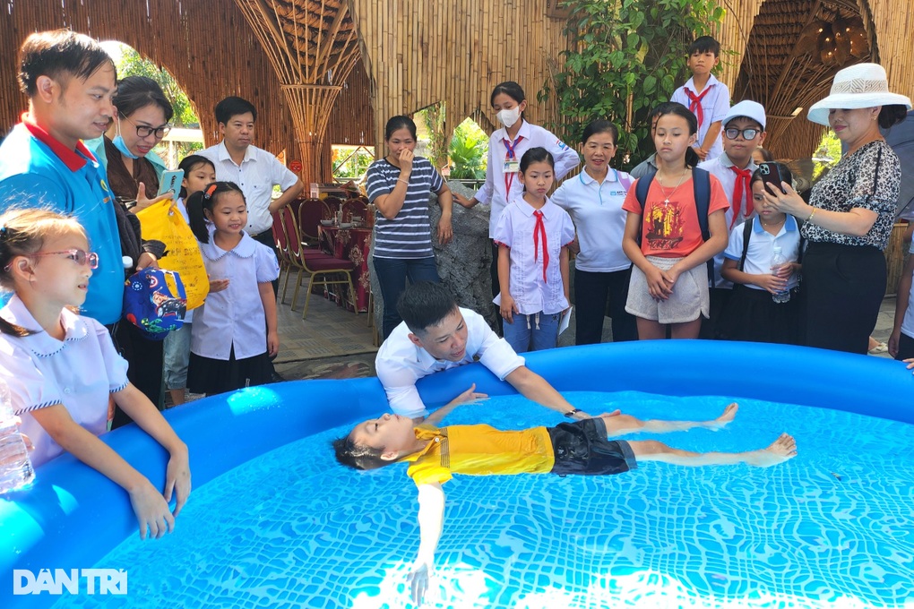 Giáo dục kỹ năng bảo đảm an toàn cho hàng trăm học sinh nghèo - 1 Giáo dục kỹ năng bảo đảm an toàn cho hàng trăm học sinh nghèo - 1
