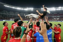 HLV Kim Sang Sik gặp sự cố khi ăn mừng chức vô địch cùng U23 Việt Nam